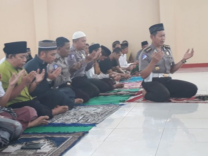 Di rutan Polda NTB,polisi dan napi jumatan bareng