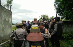 Massa amuk Rumah warga,Satu peleton Sabhara dan Brimobda  disiagakan di monjok-karang taliwang
