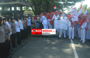 “ Pak izinkan kami masuk.“ teriak perawat memelas, begini mau mereka