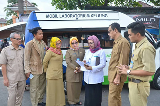 “Tadi ditemukan Bahan Berbahaya. Terdapat Rhodamin B di Sambal Terasi dan Kerupuk merah. Ditemukan boraks di Mie Basah”