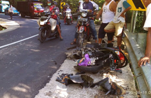 Ngeri, Kendaraan Hancur Dilindas Truk Di Pusuk. Bagaimana Pengendaranya…