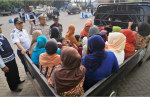 Polres Mataram Akan Tilang Kendaraan Bak Terbuka Yang Memuat Orang Pada Saat Lebaran Topat