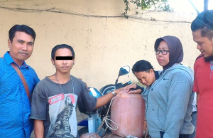 Bawa Miras Pakai Sepeda Motor, Polsek Cakra Tangkap Orang Ini