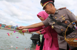 Rangkaian HUT Bhayangkara ke-72, Kapolda NTB Tabur Bunga di Laut Lembar