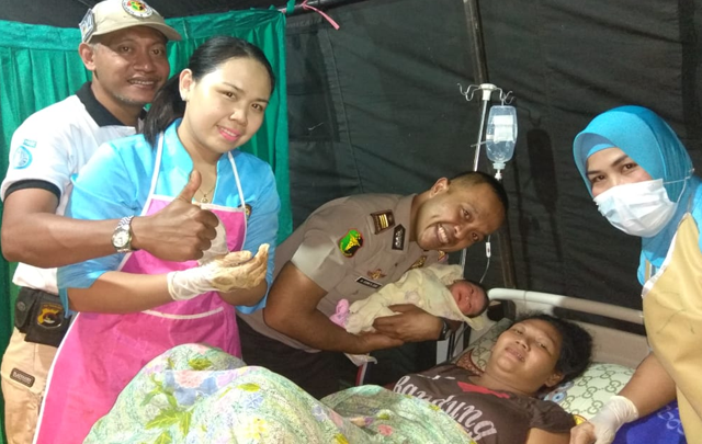 Dua Bayi Lahir Di Tenda Pengungsian Gempa