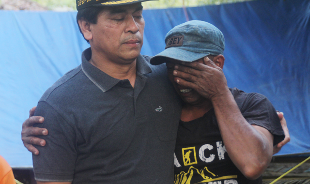 DPRD Lombok Tengah Salurkan Bantuan. Warga Menangis Di Pelukan Dewan