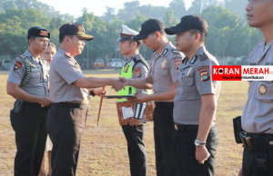 Kapolda NTB Beri Santunan Anggota Terkena Gempa kapolda ntb beri santunan