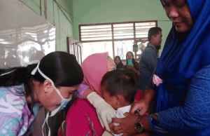 Tak Terima Anaknya Disuntik Vaksin, Orang Tua di Bima Mengamuk. Alasannya… orang tua tak mau anaknya divaksin