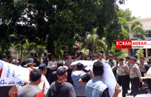 Banyak Persoalan, Warga Demo PDAM Giri Menang Gerung