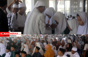 Pemda Lombok Tengah Gelar Acara Maulid di Kuta. Begibung Bareng Anak Yatim