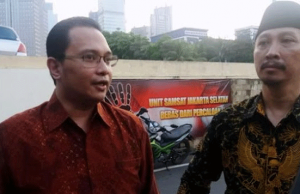 Siapa Jack Lapian ?, Specialis Pelapor Oposisi