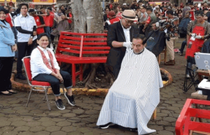 Jokowi Potong Rambut di Garut. Begini Pengakuan Tukang Cukurnya