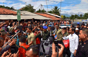 Berfoto Dengan Jokowi, Ibu Ibu Doakan Menang