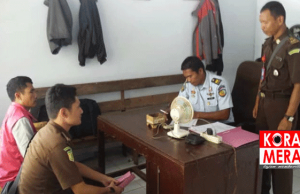 Jaksa Antar Mantan Kades Braim Ke Rutan, Mantan Kades Pengembur Habis Pileg
