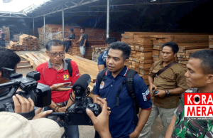 Tim Periksa Kayu Untuk Rumah Korban Gempa Lombok. Ini Ketentuannya