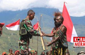 Nyatakan Setia NKRI, Warga Puncak Jaya Kibarkan Merah Putih Dan Serahkan Senjata