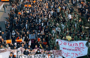 Mahasiswa Se-Indonesia Bergerak Ke Senayan. Tagar #BubarkanDPR Warnai Medsos
