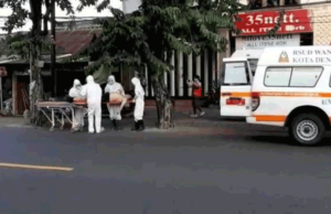 Ternyata Bule Viral Meninggal di Atas Motor Positif Corona