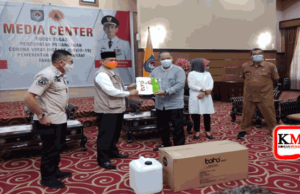 Pemprov NTB Serahkan Bantuan APD dan Hand Sanitizer ke Pemkot Mataram