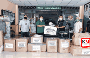 Satgas BUMN NTB Berikan Alat Perang Lawan Covid 19 Ke Tenaga Medis