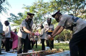 HUT Bhayangkara ke-75, Polres Loteng Gelar Upacara Ziarah dan Tabur Bunga di Makam Pahlawan Mandalika