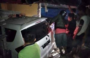 Viral, Mobil Masuk Rumah Warga Sampai ke Tempat Tidur