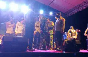 Erni Ayuningsih Manggung, Eh Pak Pol Datang Bubarin. Ini Terjadi di Loteng
