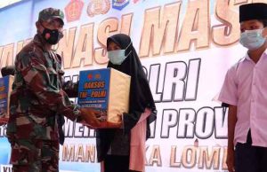 Kiat Aparat, Berikan Hadiah Untuk Warga Saat Vaksinasi Massal