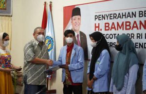 HBK Serahkan Beasiswa Untuk Puluhan Mahasiswa Undikma Berprestasi