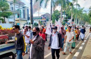 Demo Ratusan PKL di Gedung DPRD NTB, Marah Ke Dewan Yang Bungkam Soal Minyak Goreng
