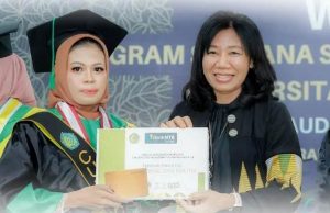 Wisudawan Berprestasi dapat Penghargaan dari Bank NTB Syariah