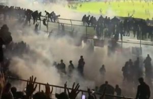 Laga Arema VS Persebaya Tewaskan 127 Orang, Begini Penjelasan Kapolda Jatim Soal Gas Air Mata