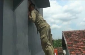 Idiih, Oknum Sat Pol PP Digrebek Sedang Bikin Anak Dengan Istri Orang