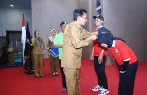Bupati Pathul Lepas Mahasiswa KKN Unizar di Lombok Tengah