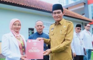Wakil Bupati Lombok Tengah Berikan Penghargaan kepada Tenaga Medis RSUD Praya