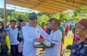 Wabup Loteng Senam Pembauran Kebangsaan Bersama Warga. Bagikan Sembako