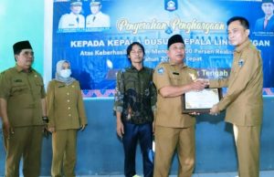 Pemkab Lombok Tengah Berikan Penghargaan Ke Kepala Dusun
