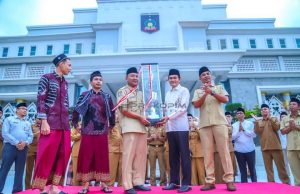 Wakil Bupati Lombok Tengah Terima Piala Juara Umum MTQ ke-30 NTB